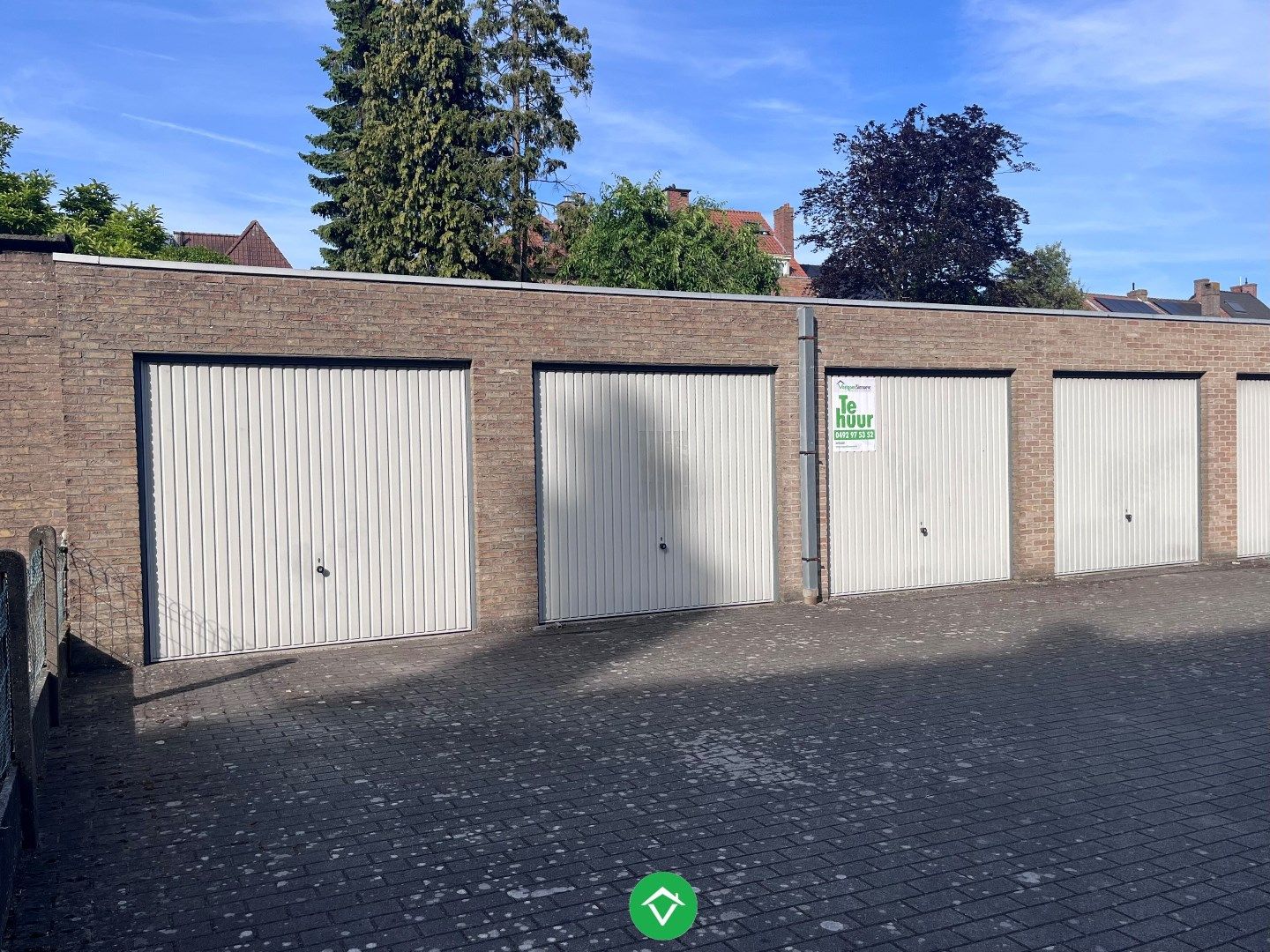 Gesloten garagebox met metalen kantelpoort, in Res. Guldaldis, op Kristus-Koning foto 3