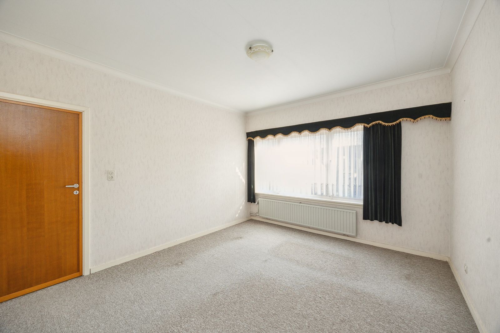 Ruime woning met renovatiepotentieel, garage en zuid tuin in Putte-Kapellen. foto 13