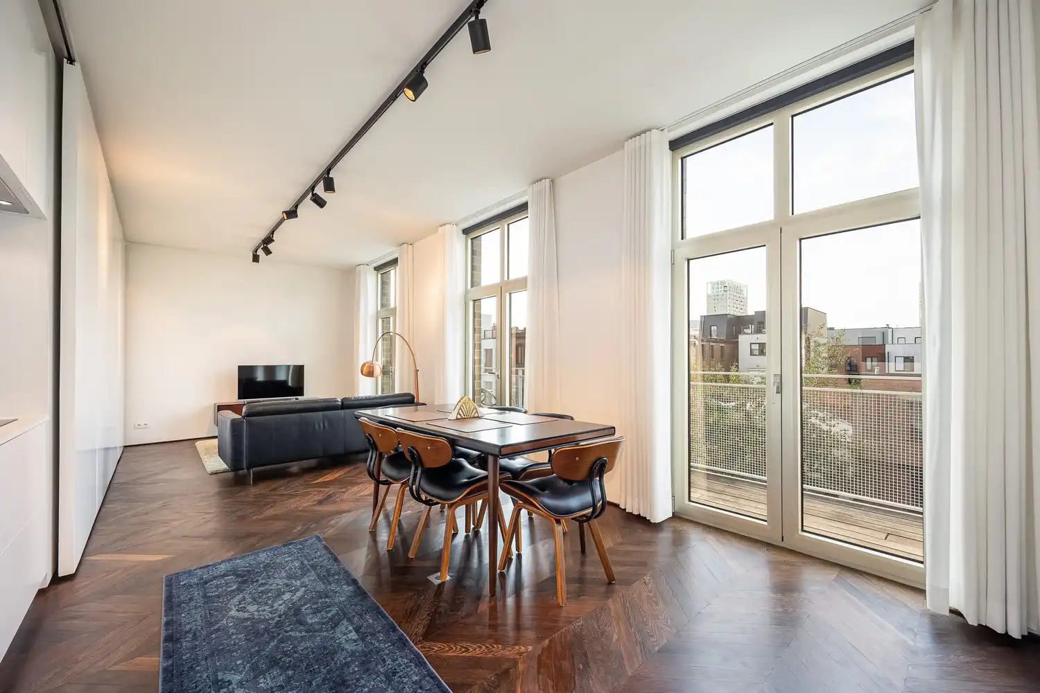 Instapklaar gemeubeld appartement met ruim terras in hartje Antwerpen foto 2