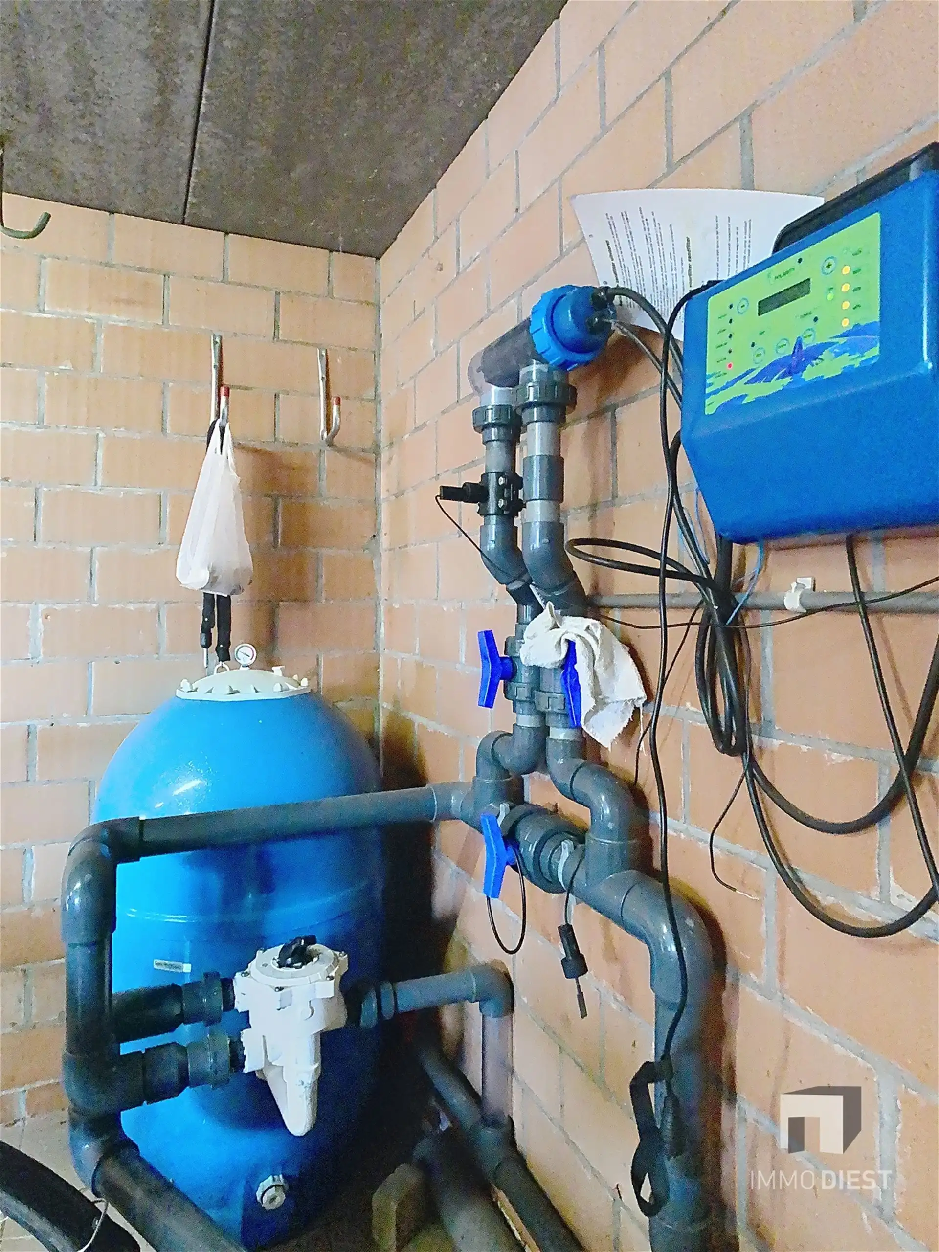 Energiezuinige en prima onderhouden gezinswoning met 4/5 slaapkamers en zwembad op 10 are. foto 46