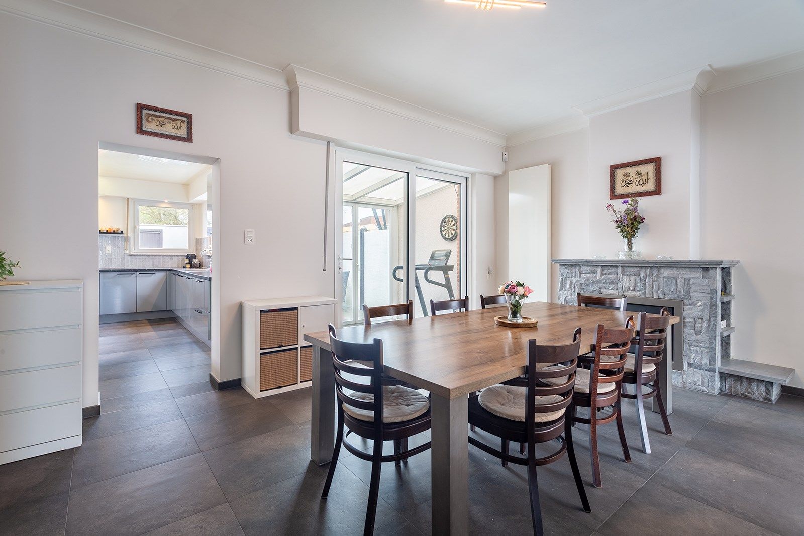 Ruime gerenoveerde, instapklare woning met 6 slaapkamers en drie badkamers foto 4