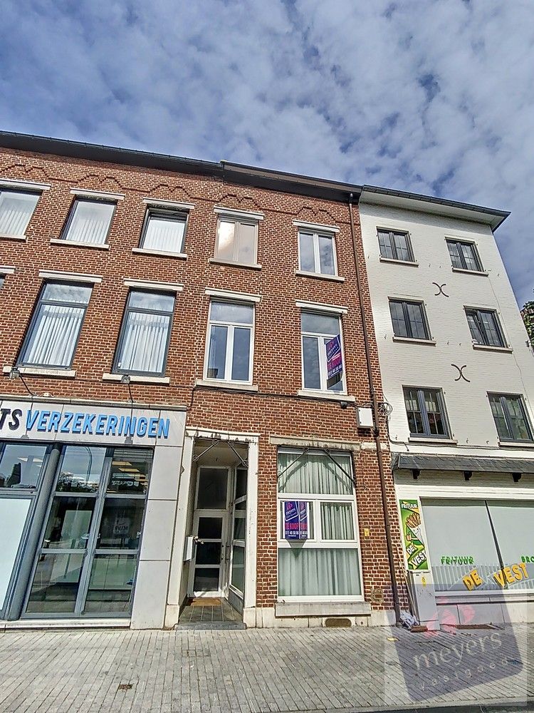 Unieke kans in het hart van Sint-Truiden – woning met dubbele ingang en tal van mogelijkheden! foto 2