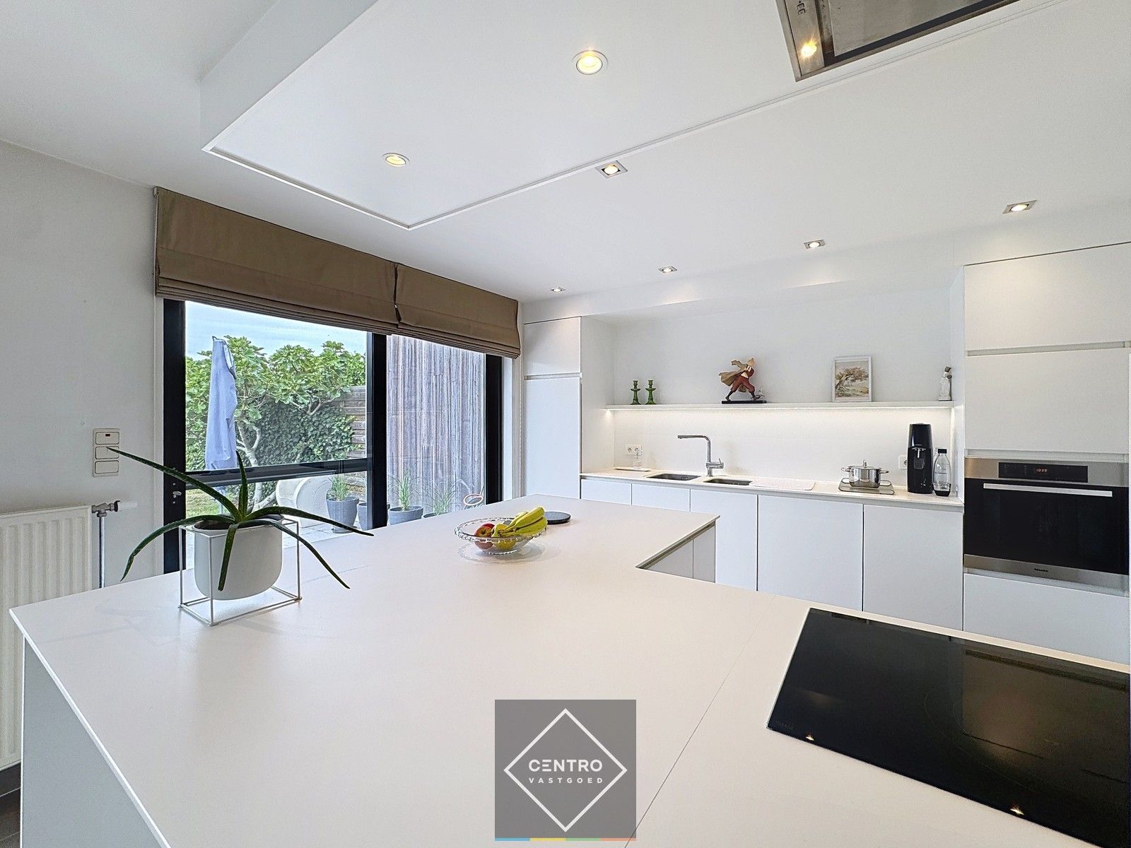 Instapklare woning met 3 slpks, garage én ZUIDger. tuin  te Oostkamp! foto 8