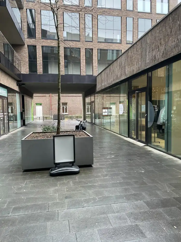 Handelsruimte of kantoorruimte te huur foto {{pictureIndex}}