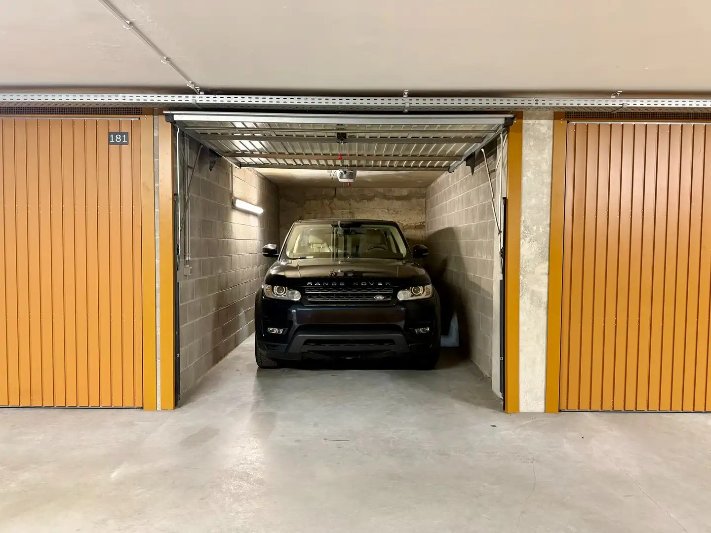Gesloten garagebox gelegen in de Dumortierlaan in parking IJzerpark. foto 4