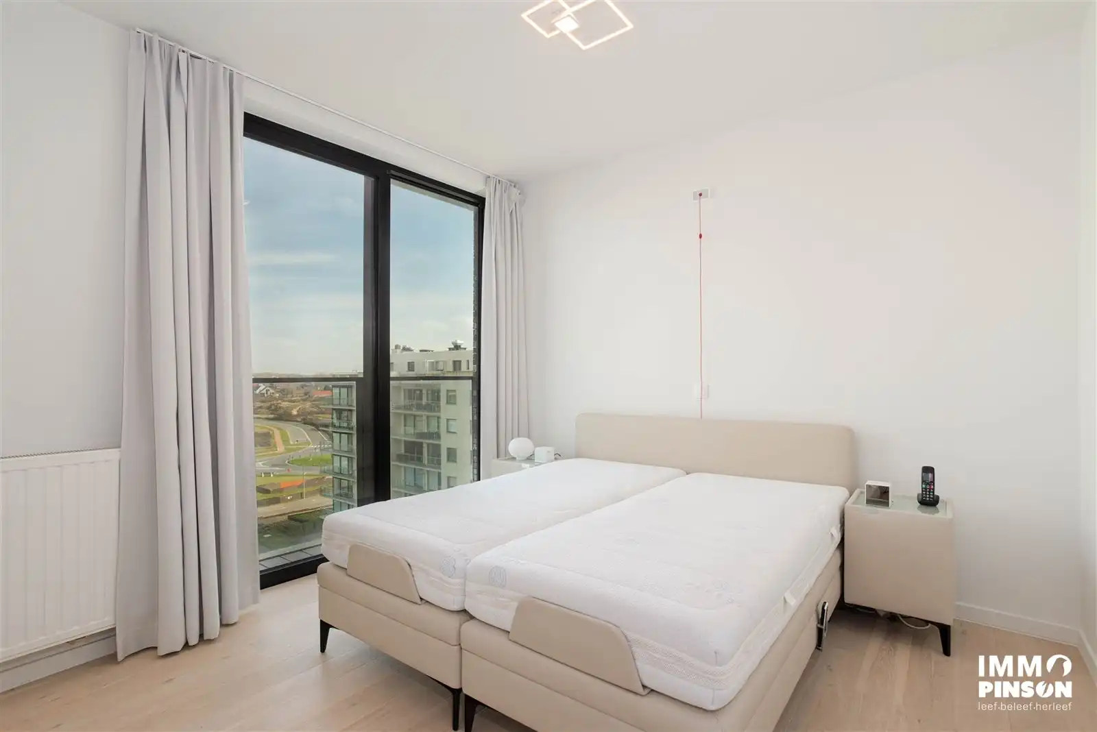 Lichtrijke assistentieflat met wijds zicht op zee, strand en duinen foto 8