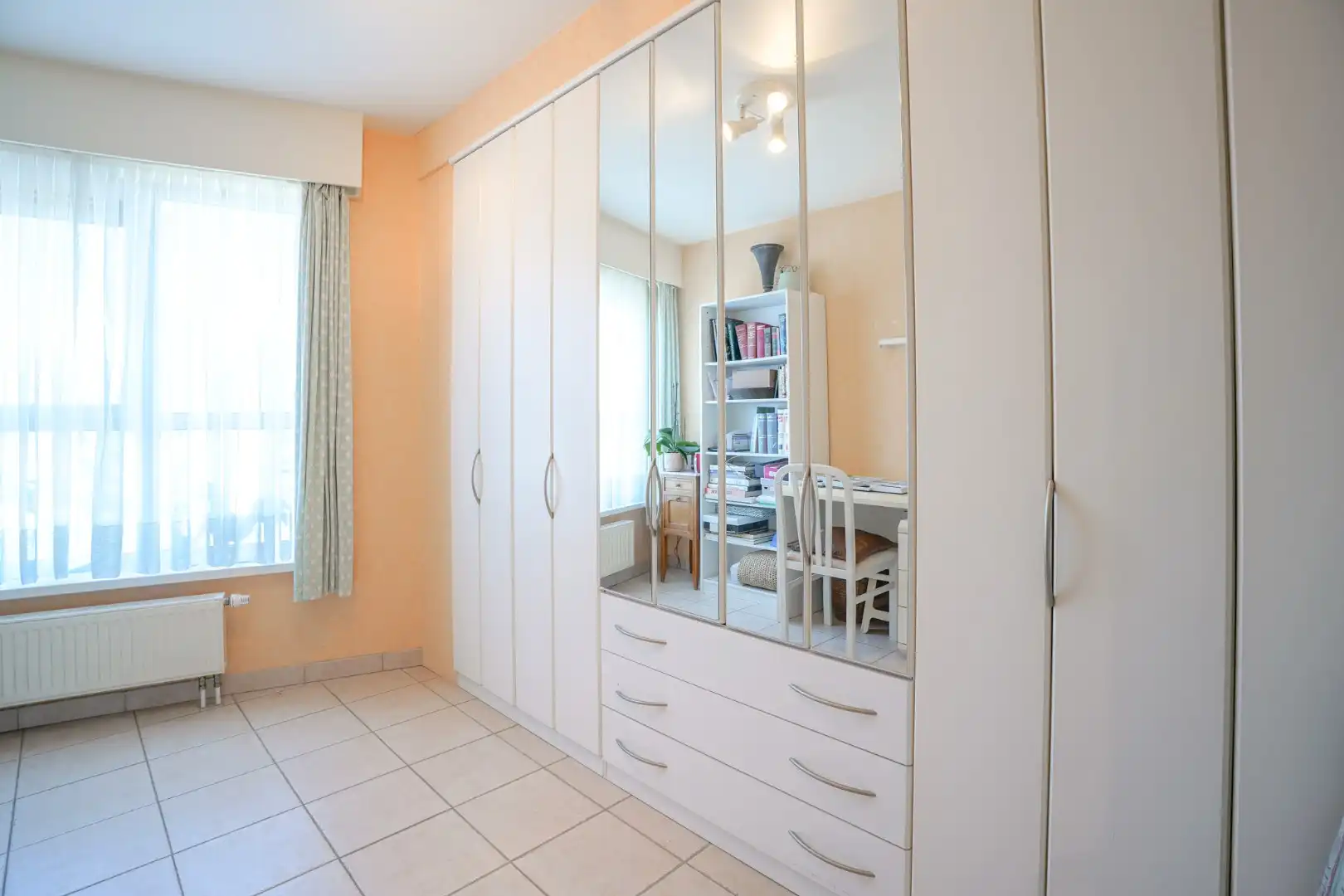 Instapklaar 2-slaapkamerappartement (89m² + 8m² terras) nabij de haven van Nieuwpoort. foto 11