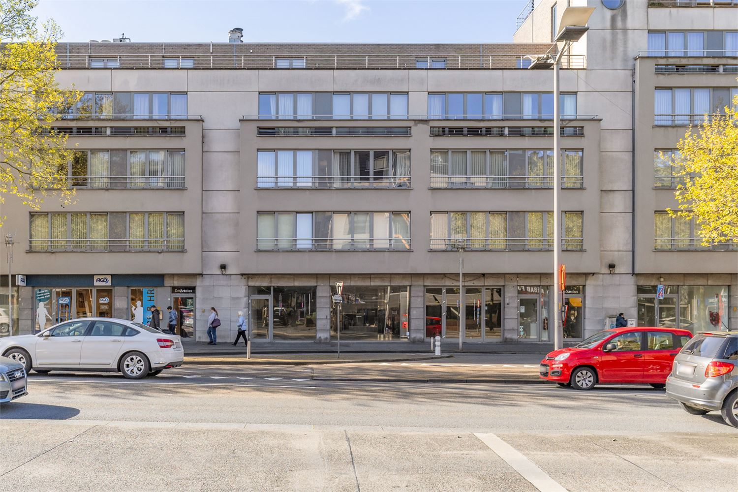 IDEALIS VASTGOED – Extra ruim handelspand (+-500m²!!!) met tal van mogelijkheden op een extra centrale, commerciële zichtlocatie te midden van het centrum in Genk foto 3