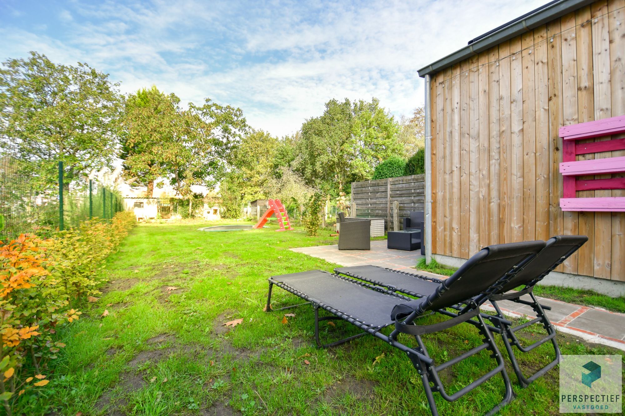 Uiterst GOED gelegen VERNIEUWDE woning met GROTE tuin foto 2