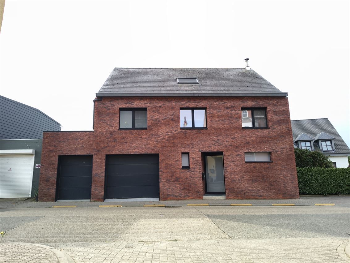 Architecturaal plaatje met 4 slpk., garage en riant terras foto 45