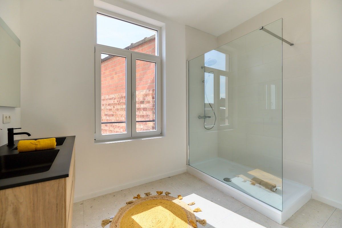 Vernieuwbouwwoning met 3 zeer ruime slaapkamers (20m²), bureau en stadstuin – instapklaar en energiezuinig foto 10