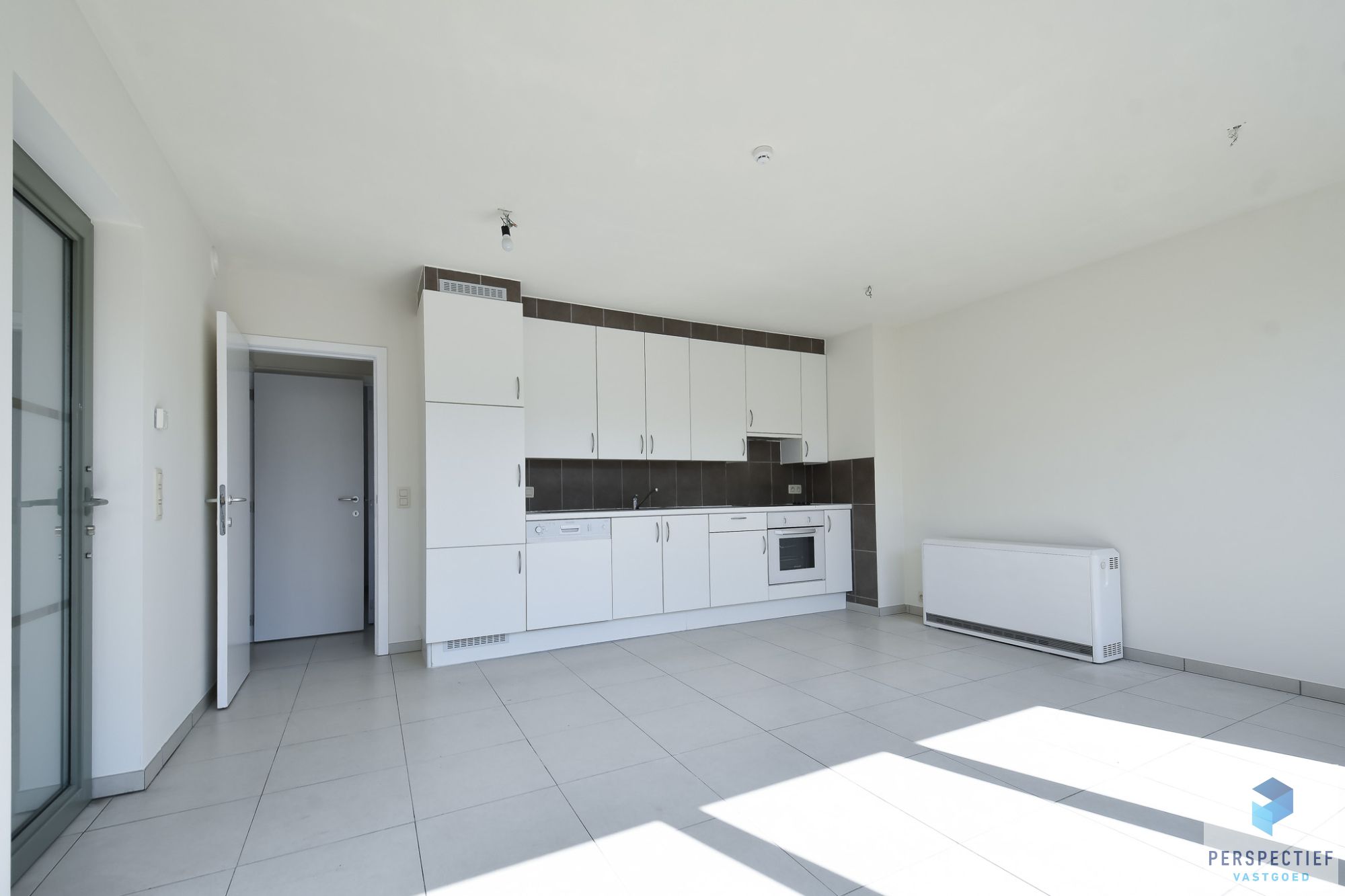 INSTAPKLAAR 2 slaapkamer appartement met terras incl. AUTOSTAANPLAATS en kelder foto 6