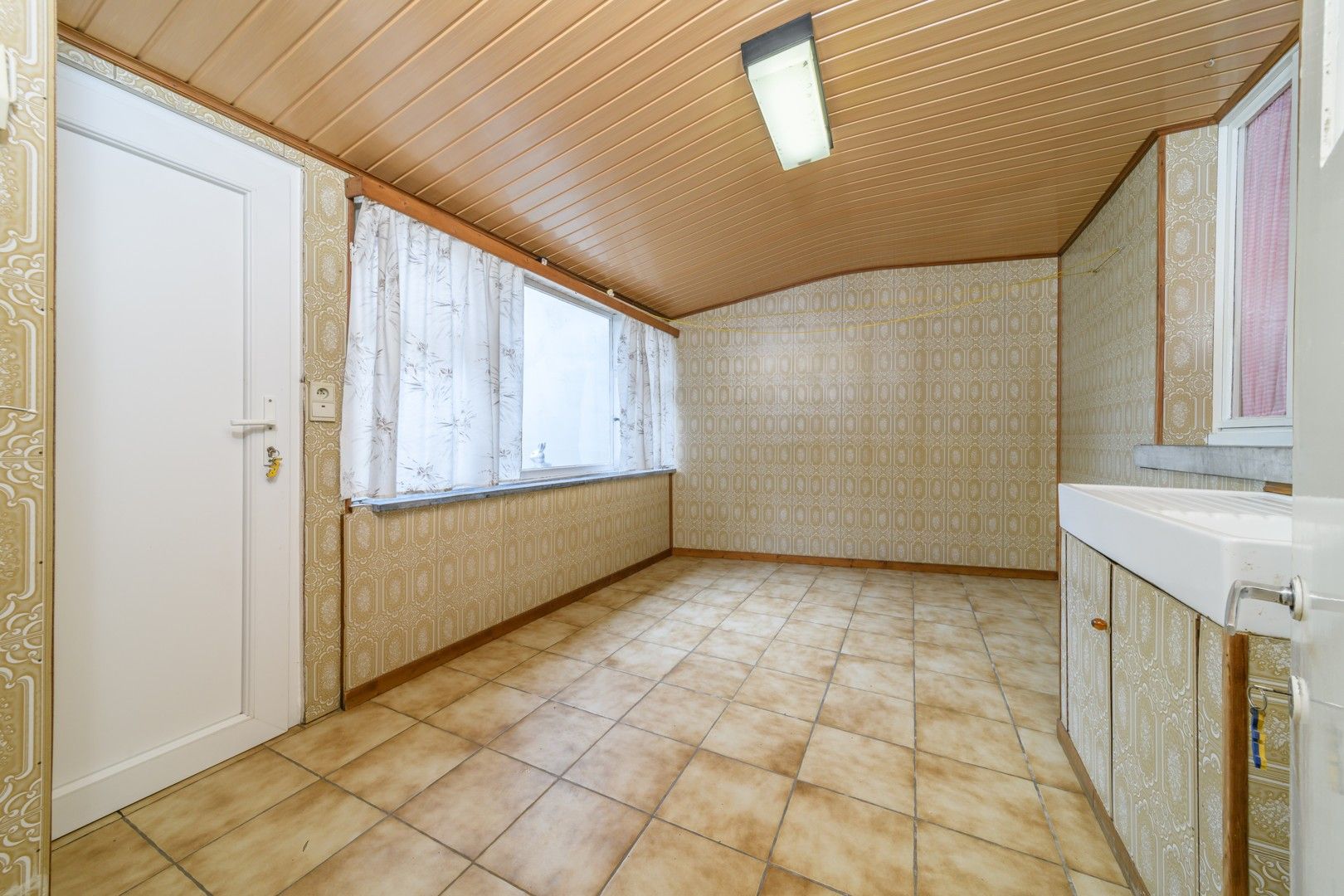 Te renoveren gezinswoning met tuin te Mere foto 12