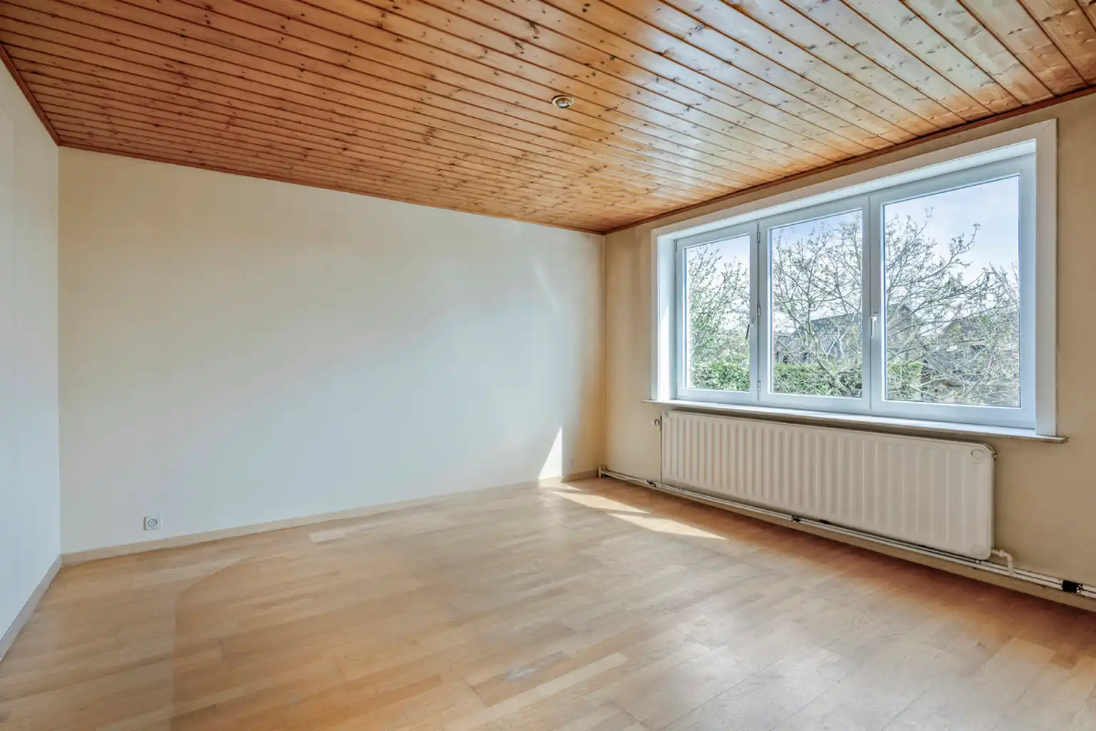 Bel-etagewoning met drie slaapkamers met garage en tuin foto 14