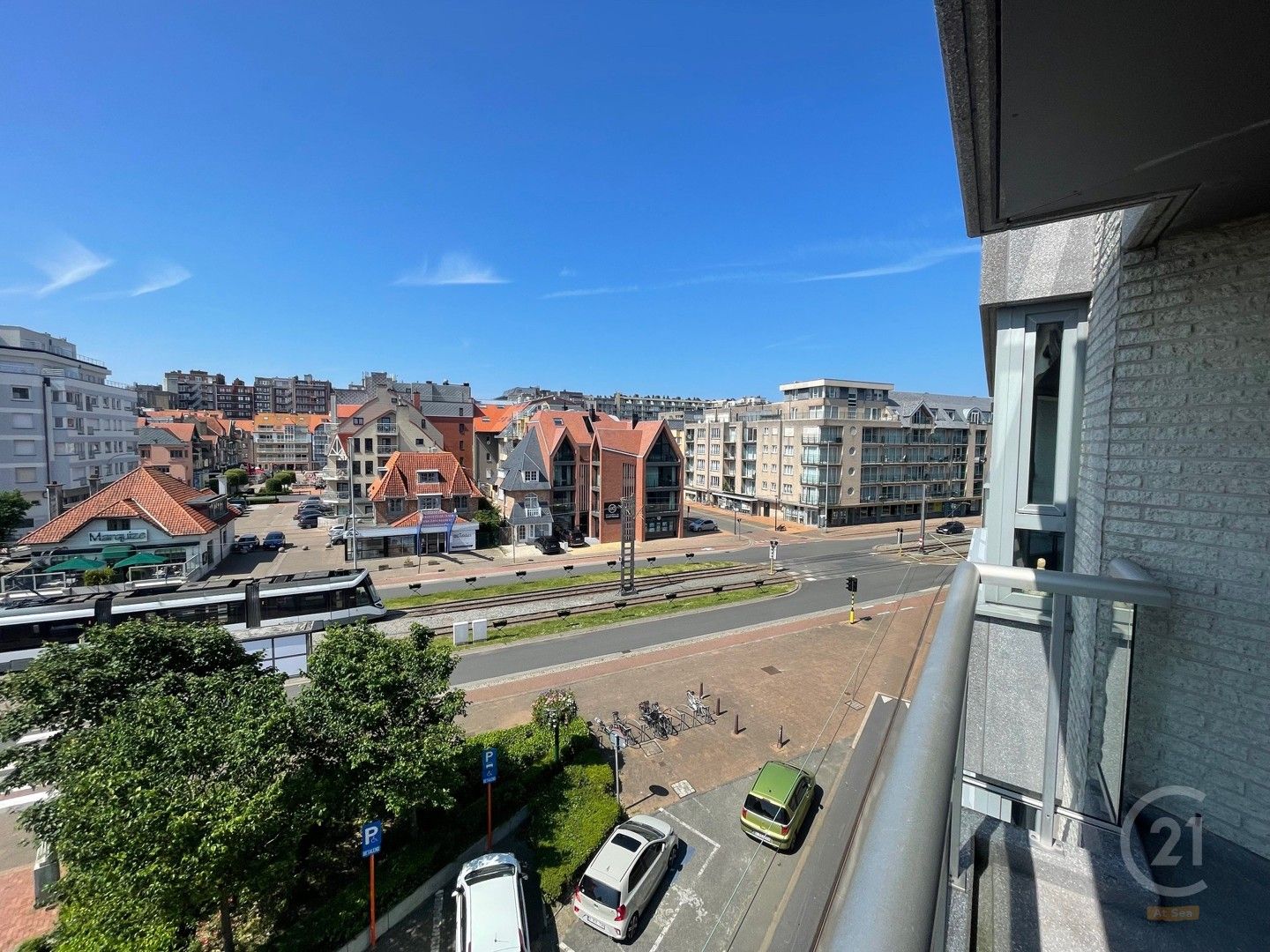 Appartement met een uniek open uitzicht over het Portiekenplein en op 250m van het strand. foto 16