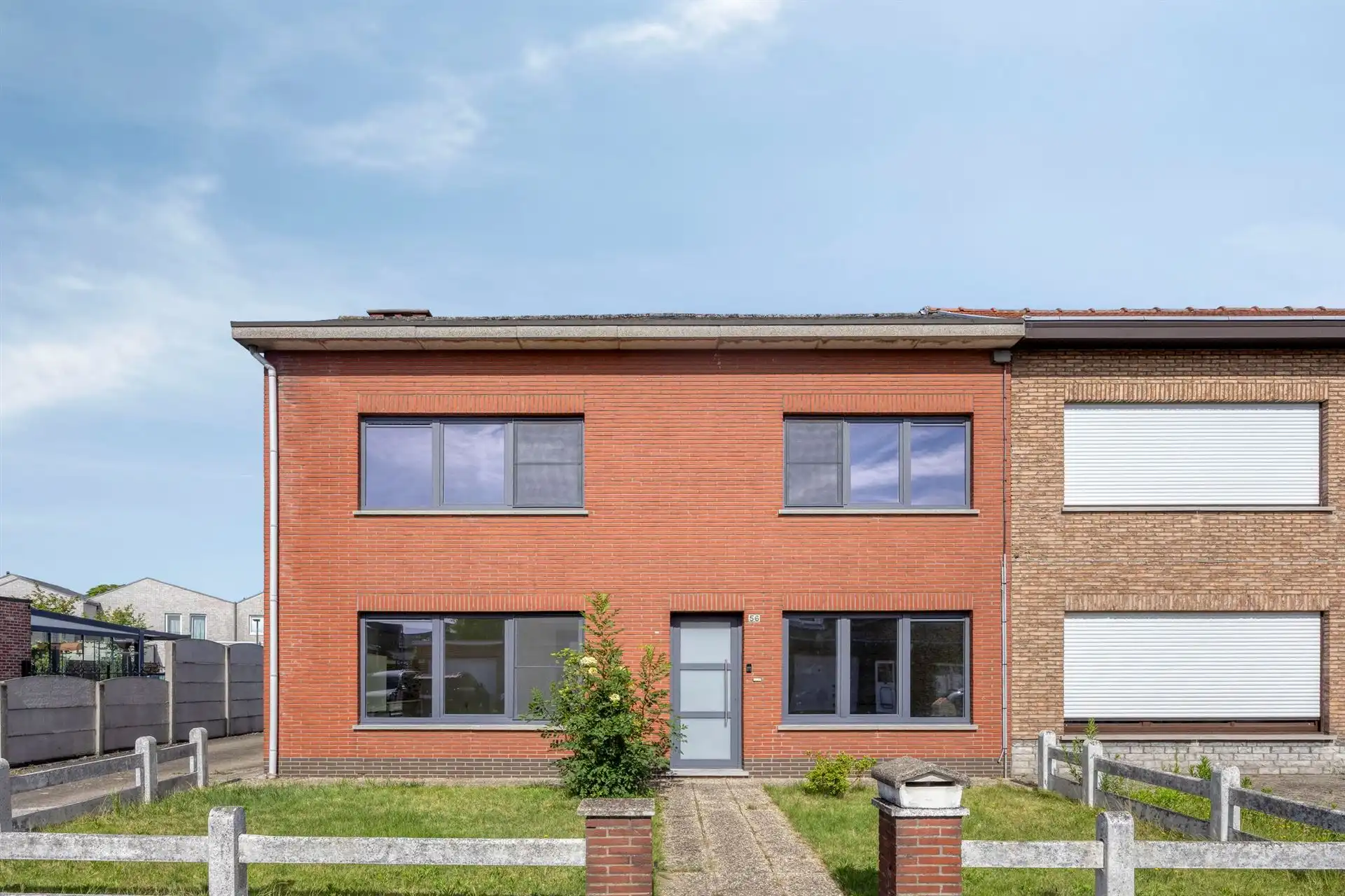 Woning met 3 slaapkamers, terras en 7 garages.  foto 2