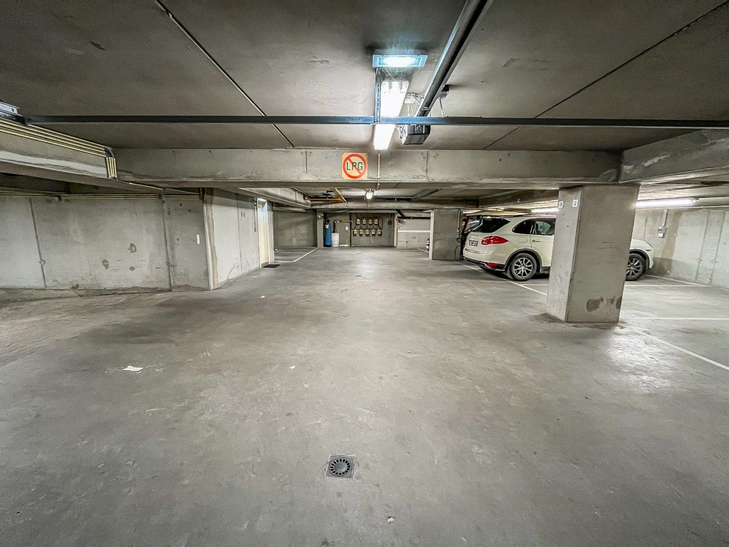Toegankelijke parkeerplaats te huur gelegen in de buurt van het Rubensplein foto 3