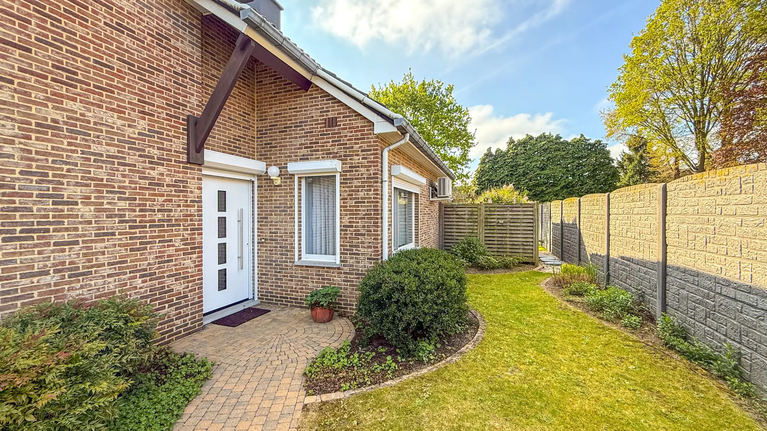 Instapklare woning met 3slpks, tuin, airco en zonnepanelen! foto 32