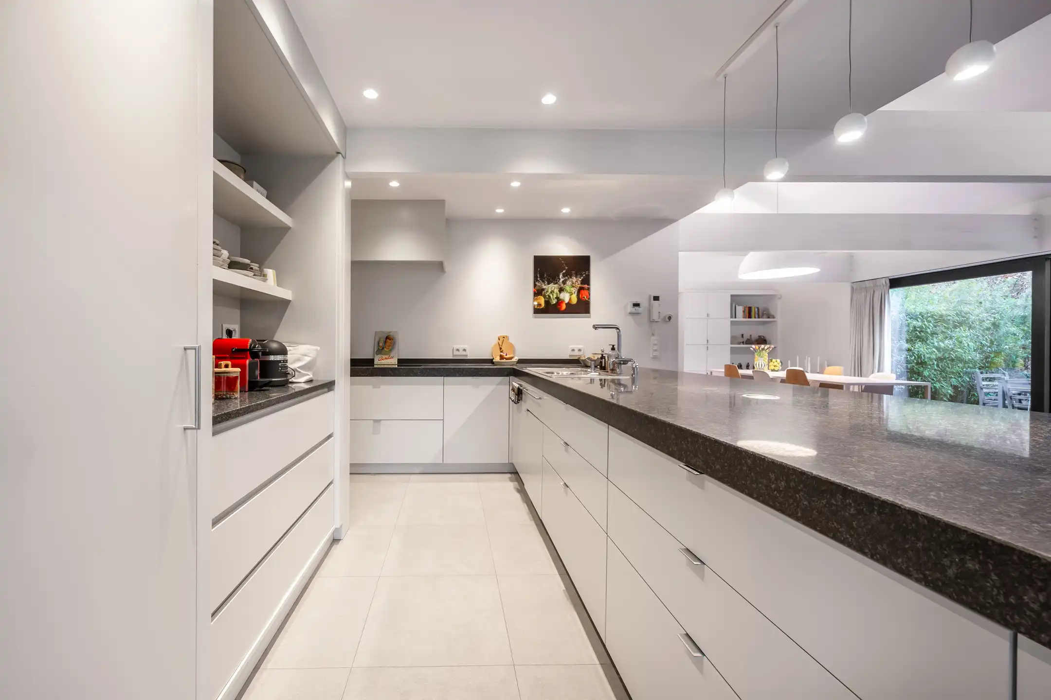 Karakterwoning met brutalistische gevel  in Hof ter Linden foto 12