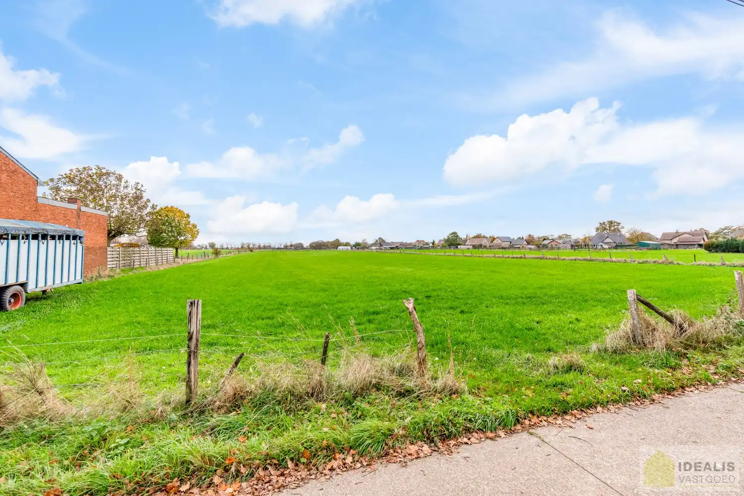 Prachtig perceel bouwgrond voor halfopen bebouwing met een totale oppervlakte van 6a 50ca. Het betreft een landelijk gelegen kavel in het rustige Wauberg (Peer). De kavel wordt gekenmerkt door haar prachtige vergezichten aan de achterzijde van het perceel. Tevens is de grond centraal gelegen t.o.v. het centrum van Peer, Meeuwen (Oudsbergen) en Houthalen-Helchteren en kan men vlot gebruik maken van de Noord-Zuidverbinding (A24). foto 14