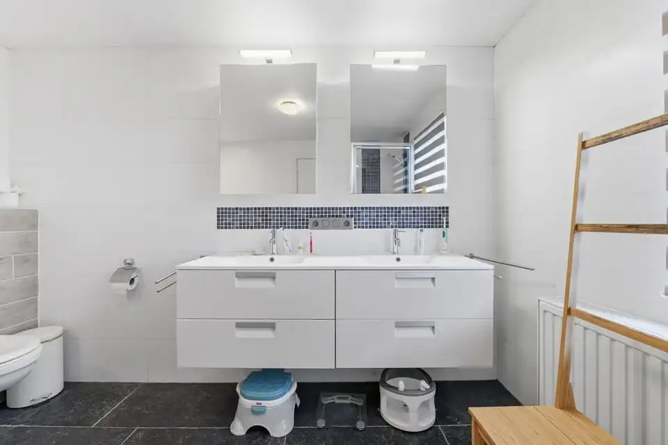 KNAP GERENOVEERDE GEZINSWONING MET 3 SLKS, TUIN EN CARPORT IN JEUK foto 27