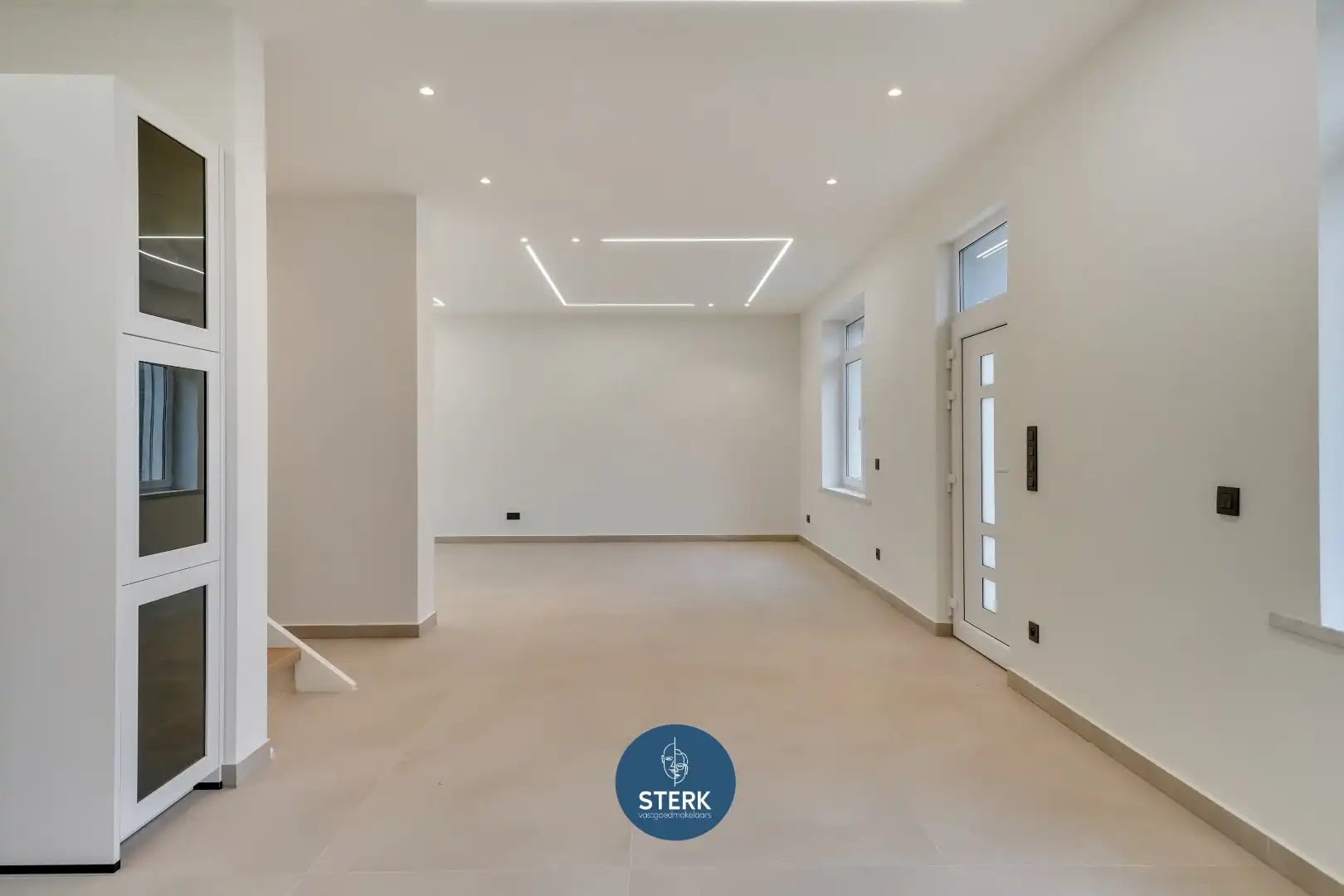 MODERN GERENOVEERDE GEZINSWONING MET 5 SLPKS + 2 BADKAMERS TE LANAKEN !  foto 5