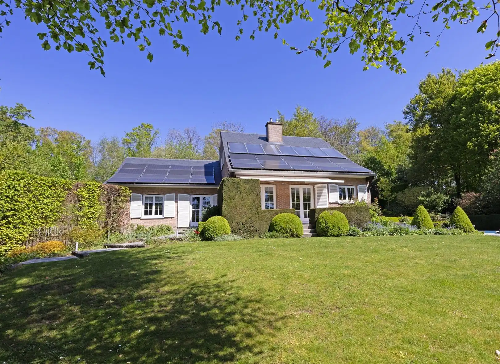 Tijdloze villa in het groen nabij de stad foto 27