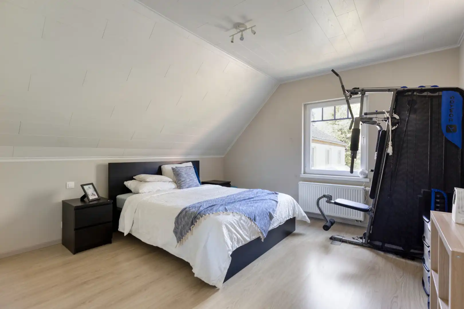 Vrijstaande woning van 2015 met 3 slaapkamers, volledige kelder en zuidgerichte tuin in Schilde. foto 9