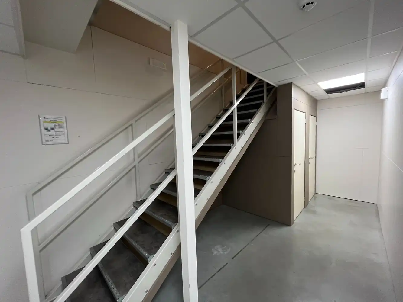 Bedrijfshal met kantoor foto 14