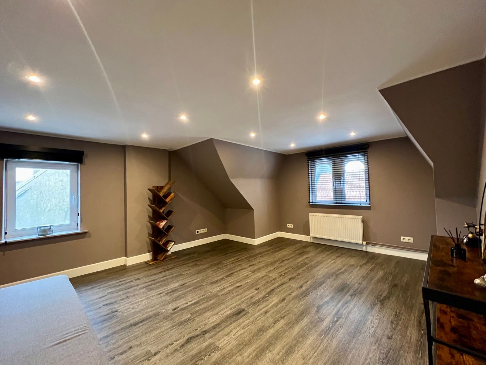 Zéér ruime gerenoveerde woning met 5 grote slaapkamers. foto 21