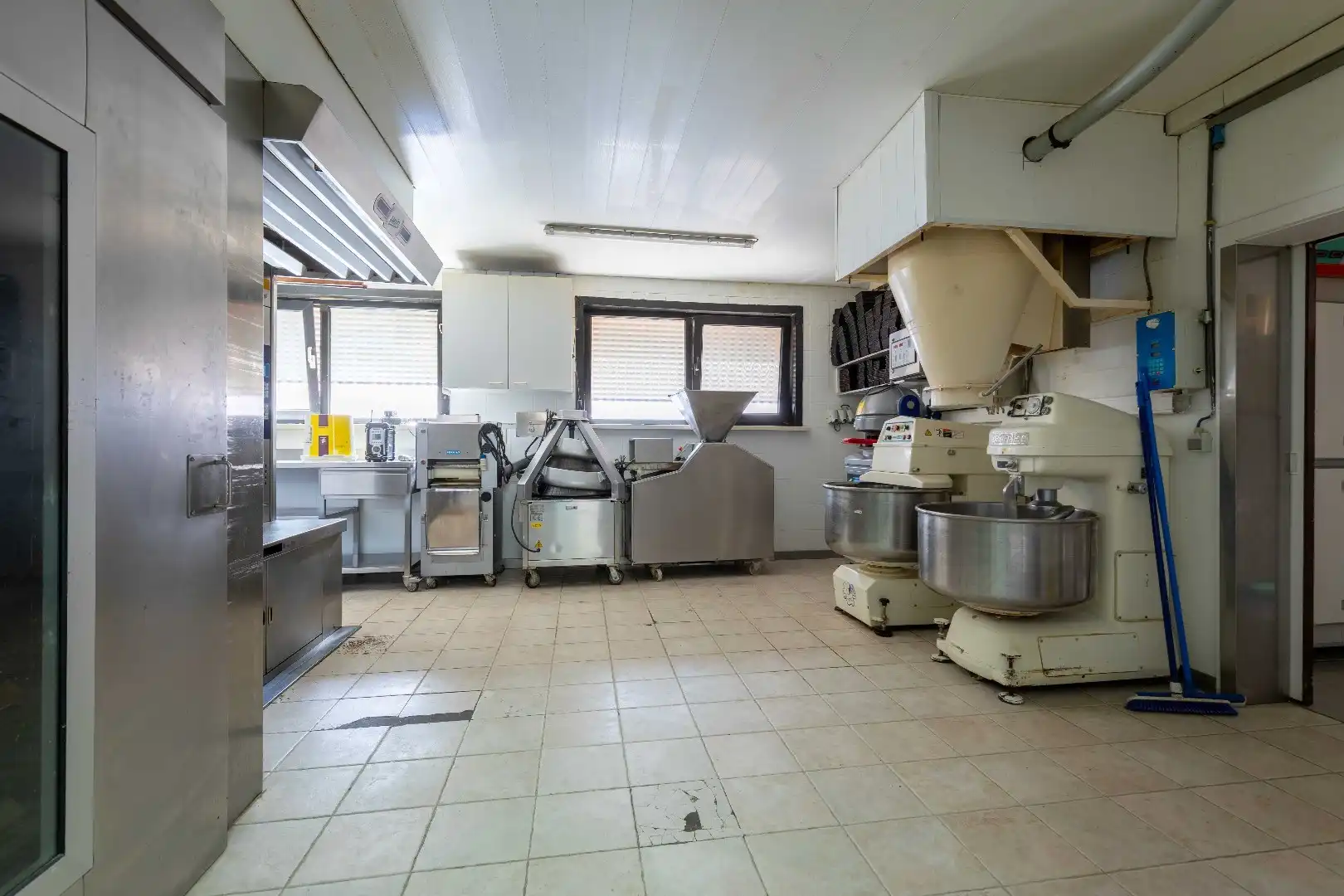 Opbrengsteigendom met handelszaak, atelier en 3 woningen foto 9