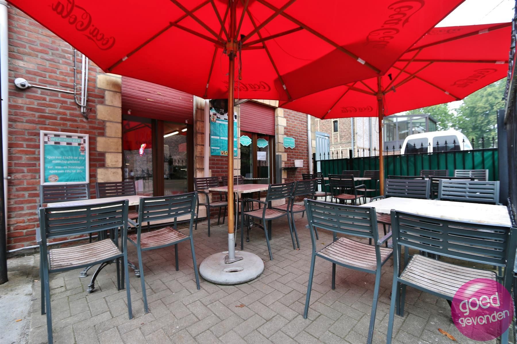 Handelsfonds - ijs en broodjesbar - parking - terras foto 32