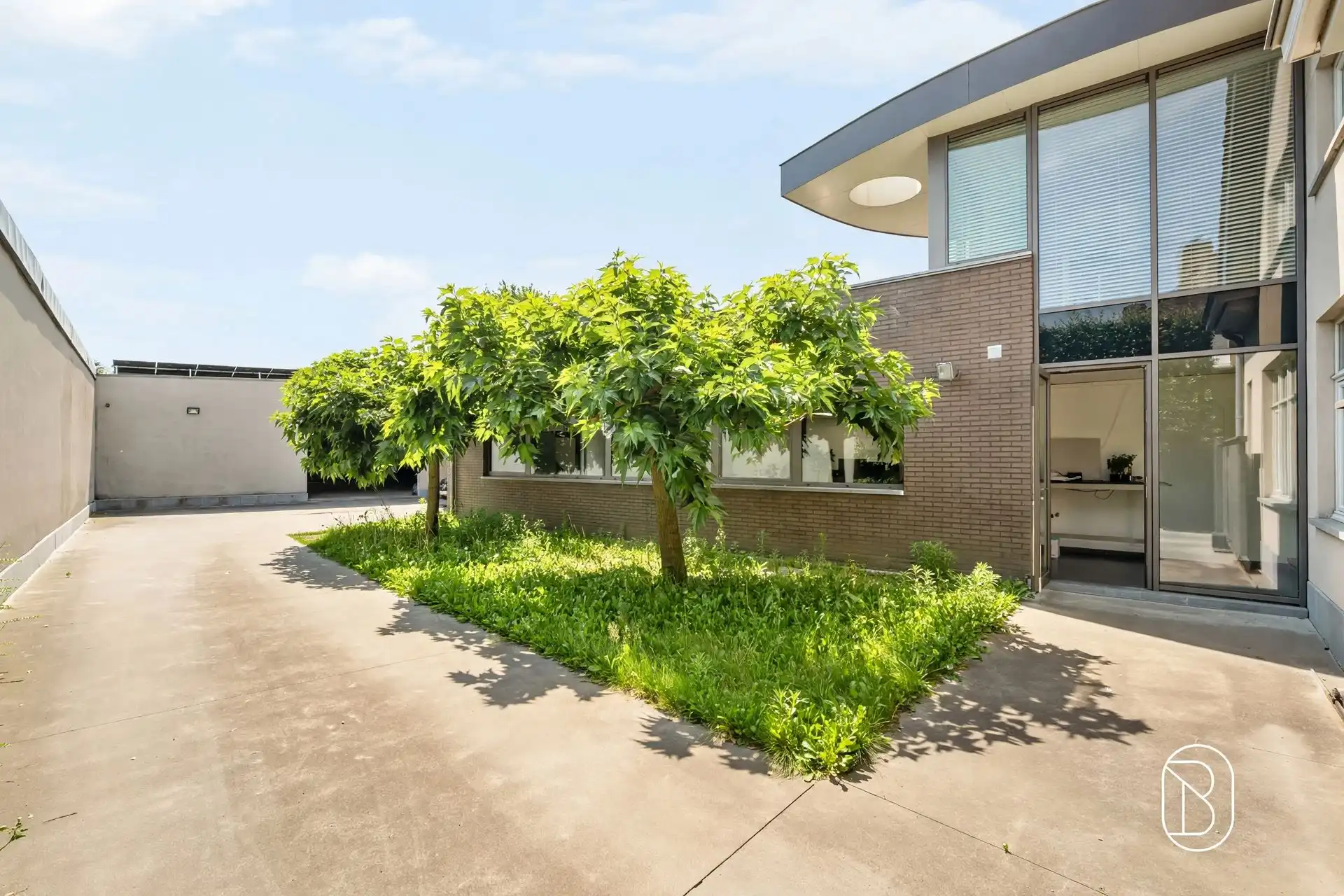 Commercieel gelegen kantoor/praktijk + woonst met atelier foto 4