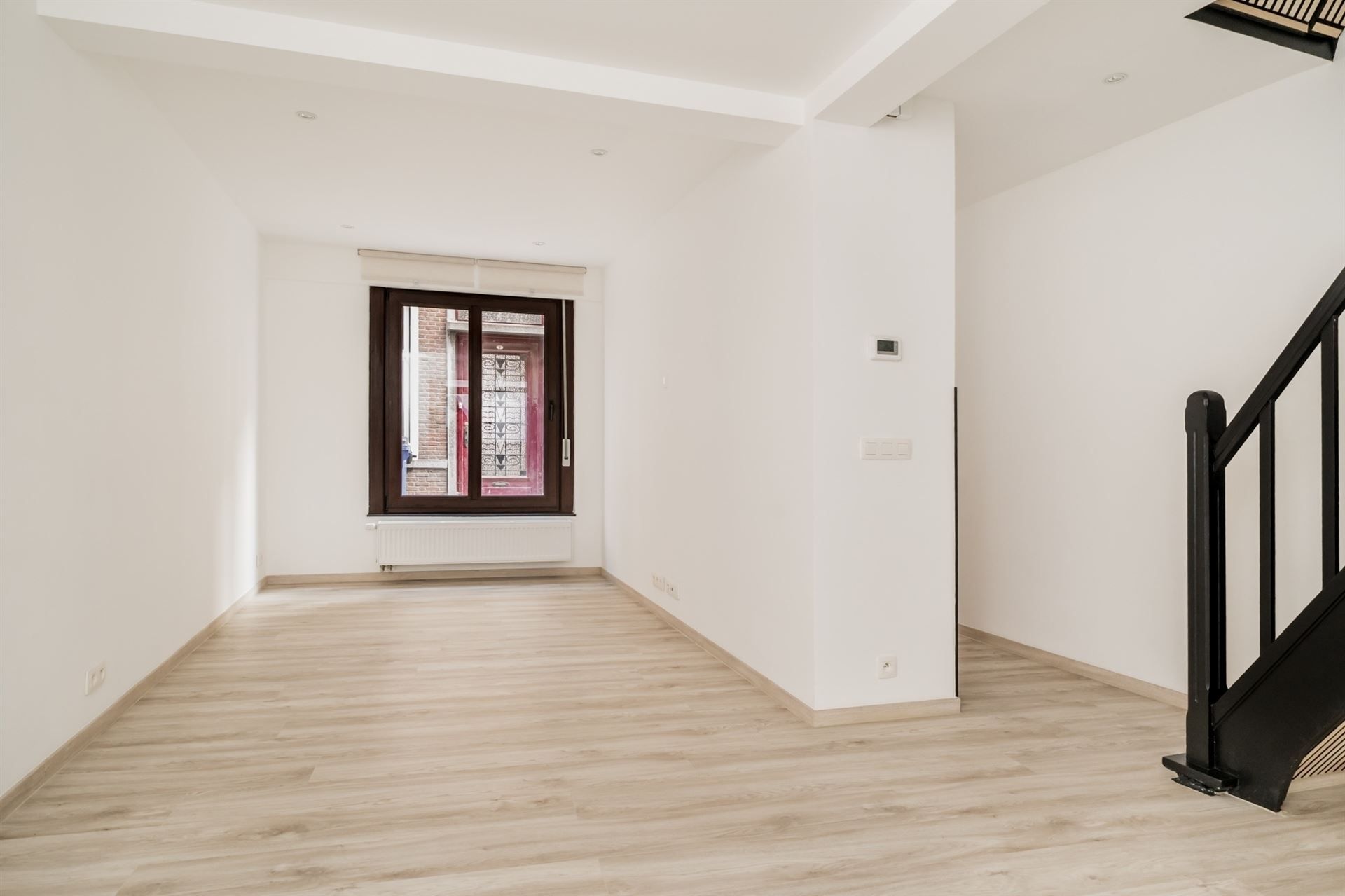 Ruime, volledig gerenoveerde woning met 3 slpk., 2 badk. & koer foto 4