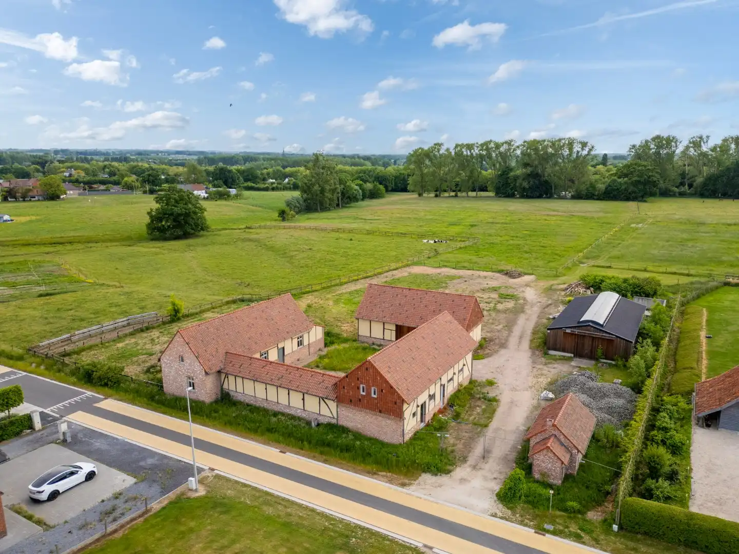 UNIEKE VIERKANTSHOEVE met paardenstallen op 7,34 hectare met vergunning voor zwembad en poolhouse foto 18