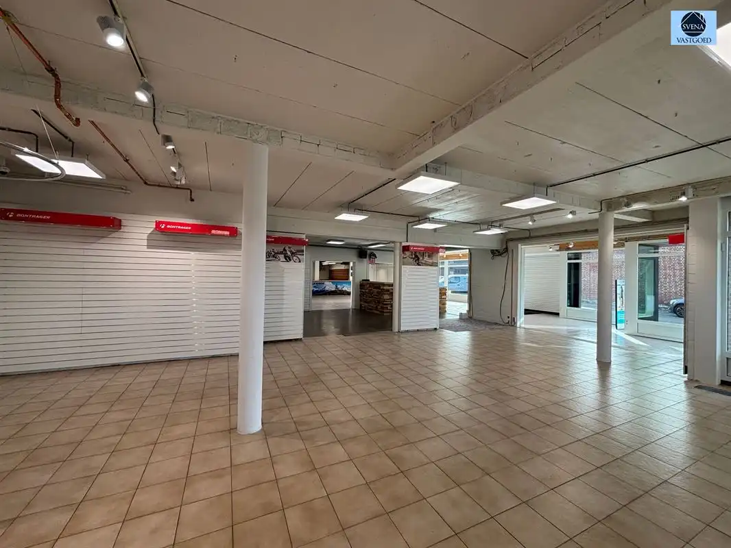 COMMERCIELE RUIMTE MET DUPLEXAPPARTEMENT- VEEL MOGELIJKHEDEN EN UITSTEKENDE ZICHTBAARHEID foto 3
