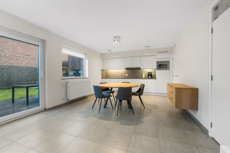 Roeselare-Centrum – UNIEK woonconcept gelijkvloers appartement met tuin, terras & garage in hippe wijk OVERSTATIE foto 4