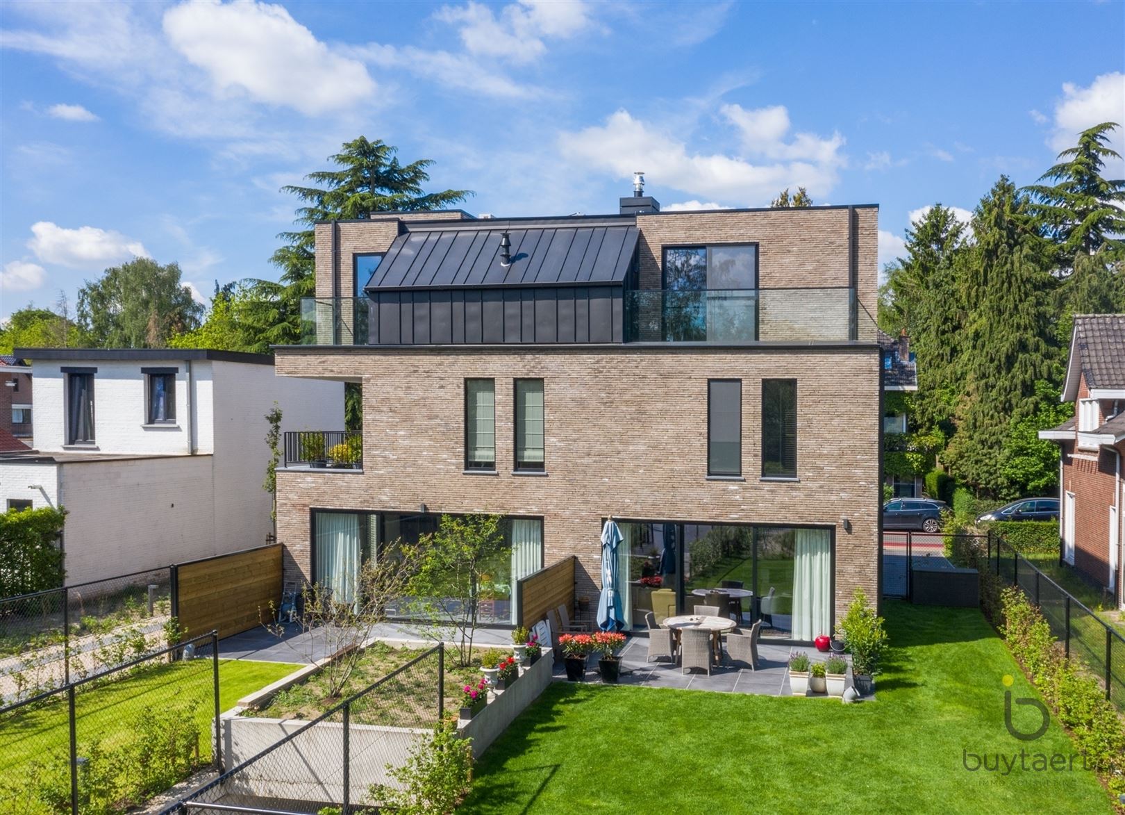 Gelijkvloers appartement met twee slpks en tuin! foto {{pictureIndex}}