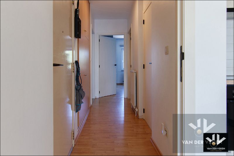 Instapklaar 2 slpk-appartement aan de standsrand van Genk foto 9