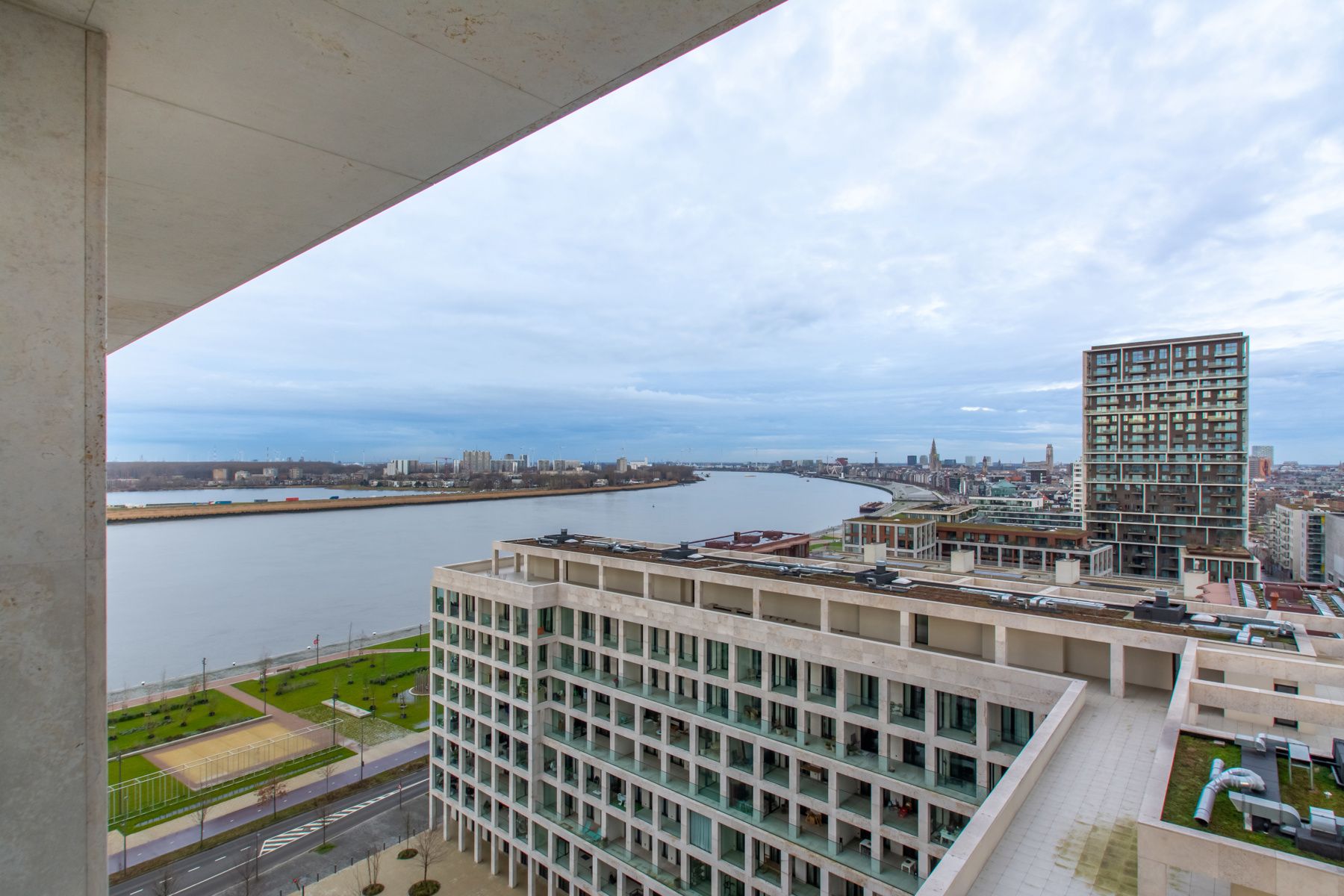 1-slpk app. met terras en zicht op Schelde foto {{pictureIndex}}