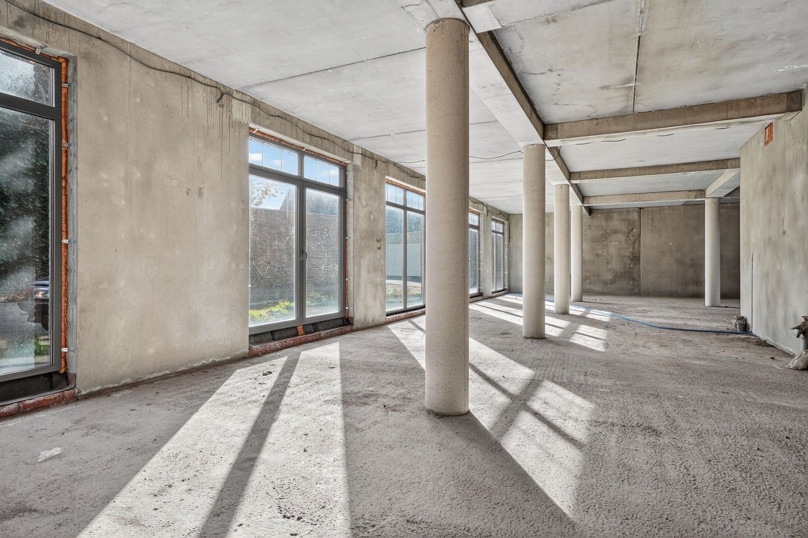 Casco handelsruimte met garage in het centrum van Oostrozebeke! foto 8