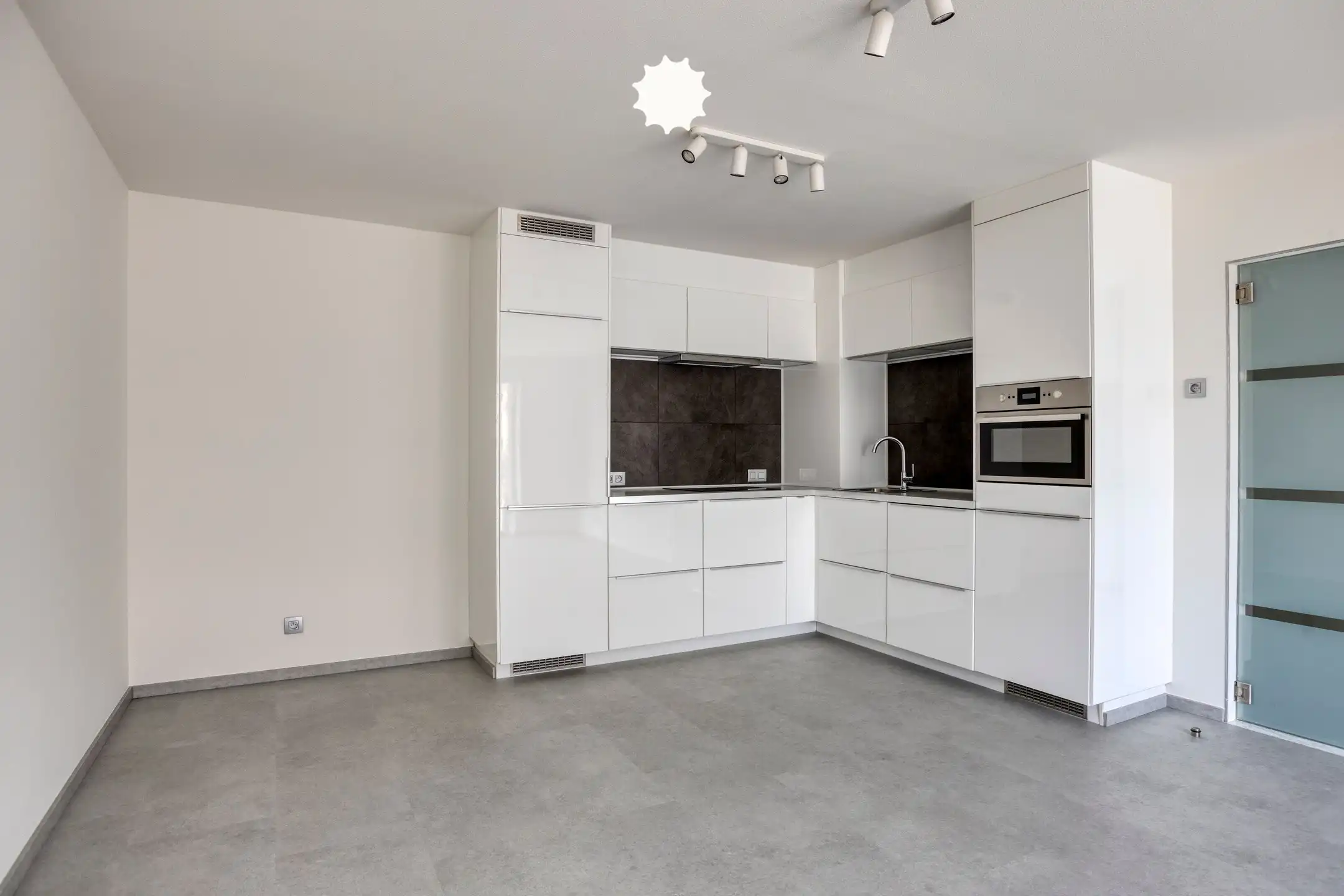 "Wonen zonder zorgen: vernieuwd appartement met garage" foto 5