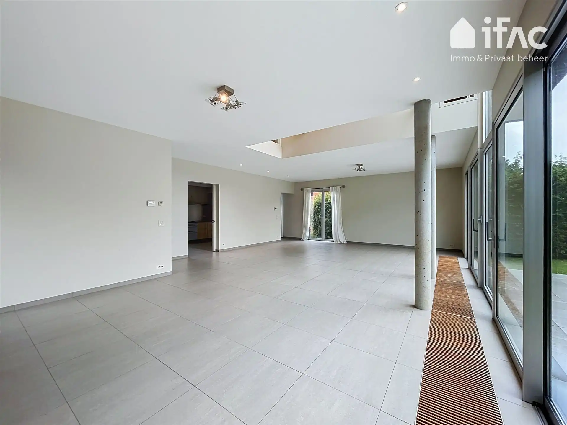 Moderne en ruime villa met mooi aangelegde tuin foto 4