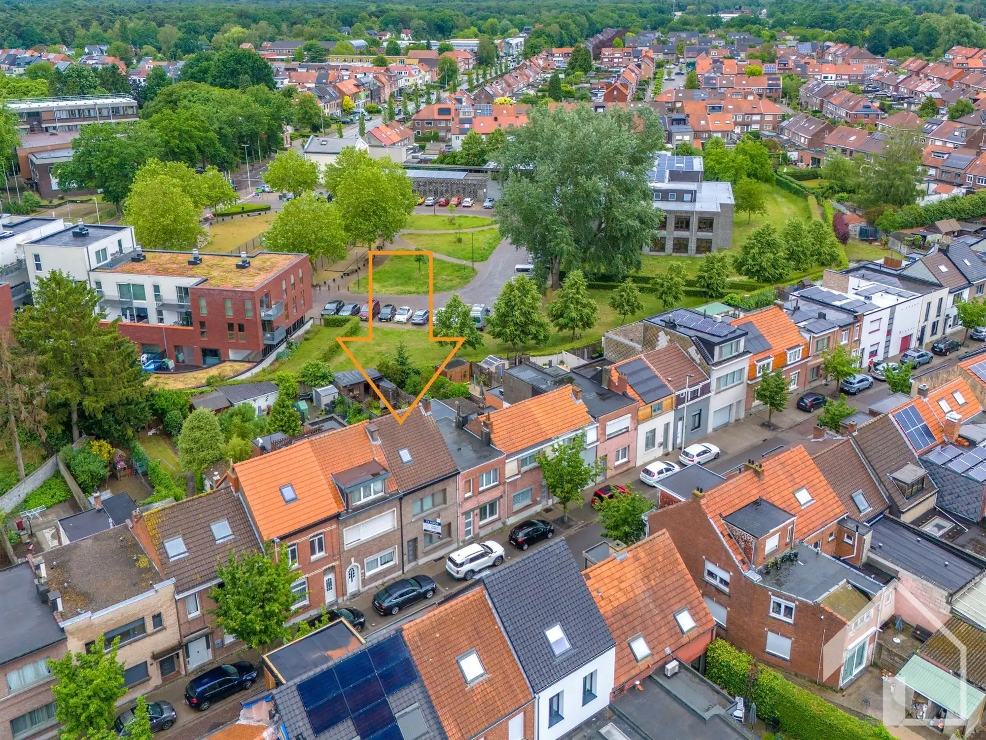 Ruime woning met 3 à 4 slaapkamers foto {{pictureIndex}}