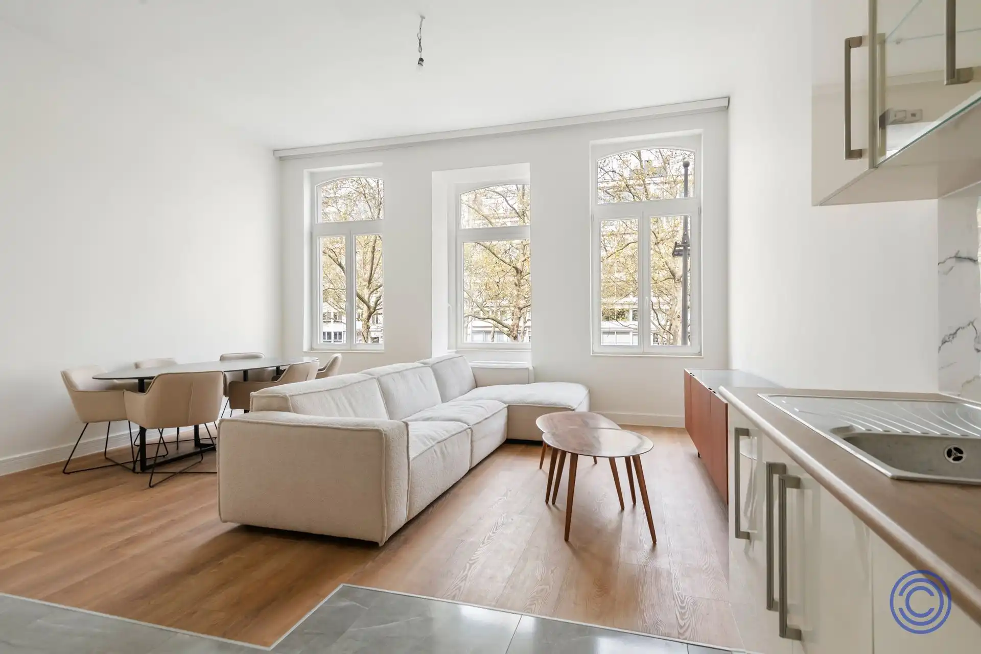 Instapklaar, ruim 2-slpk appartement in knap herenhuis! foto 2