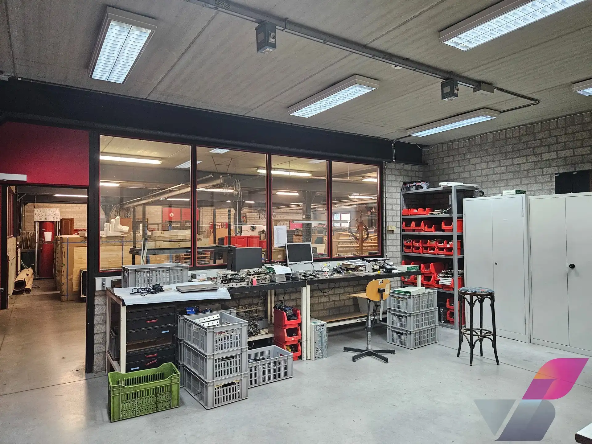 Semi-industrieel gebouw op zichtlocatie foto 15