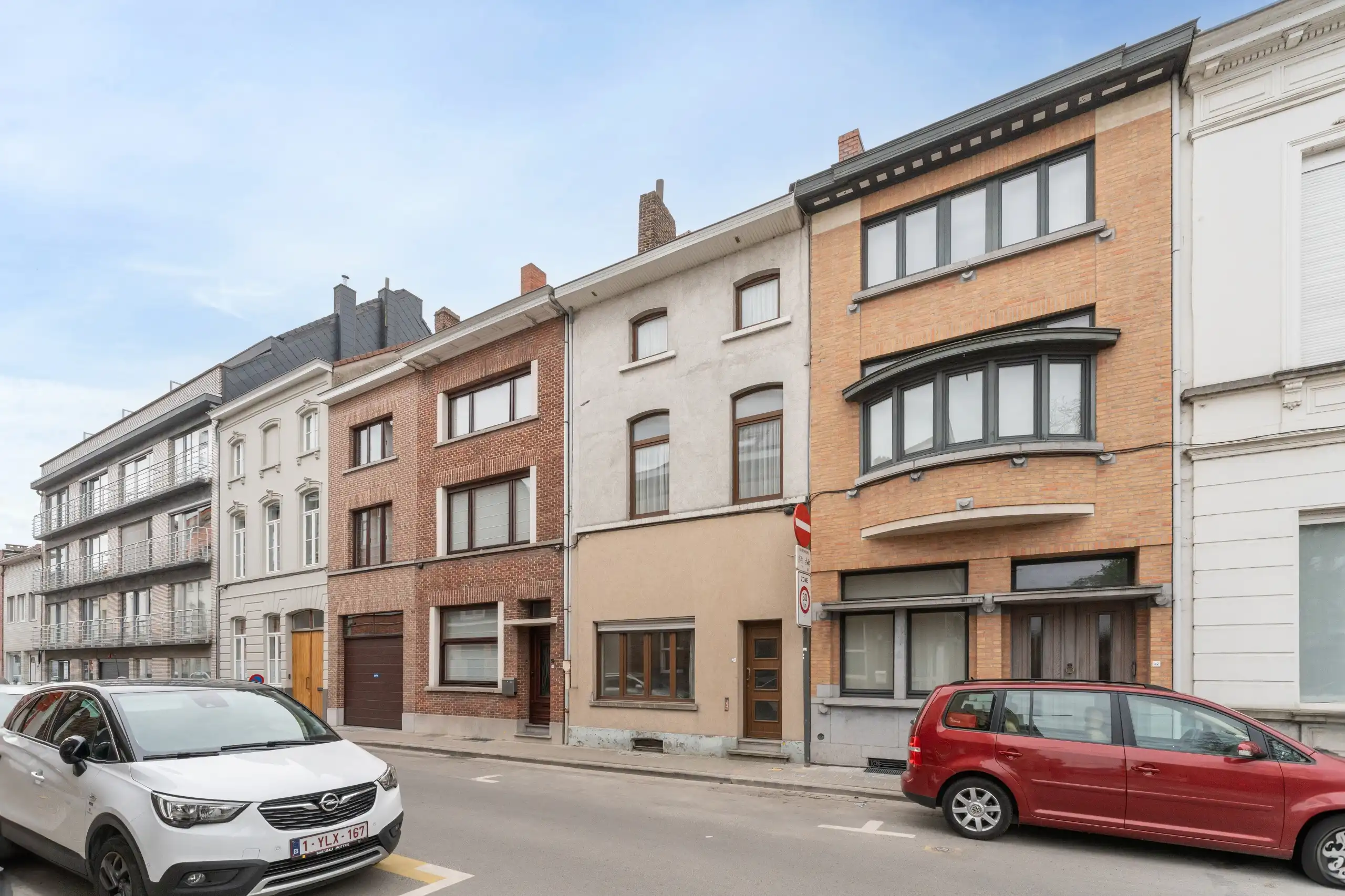 Ruime totaal te renoveren woning met potentieel in hartje Kortrijk foto 2