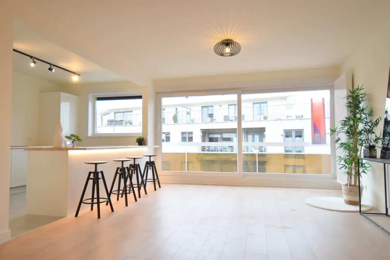 Centraal gelegen vernieuwd appartement met 2 slaapkamers te Gullegem foto 3