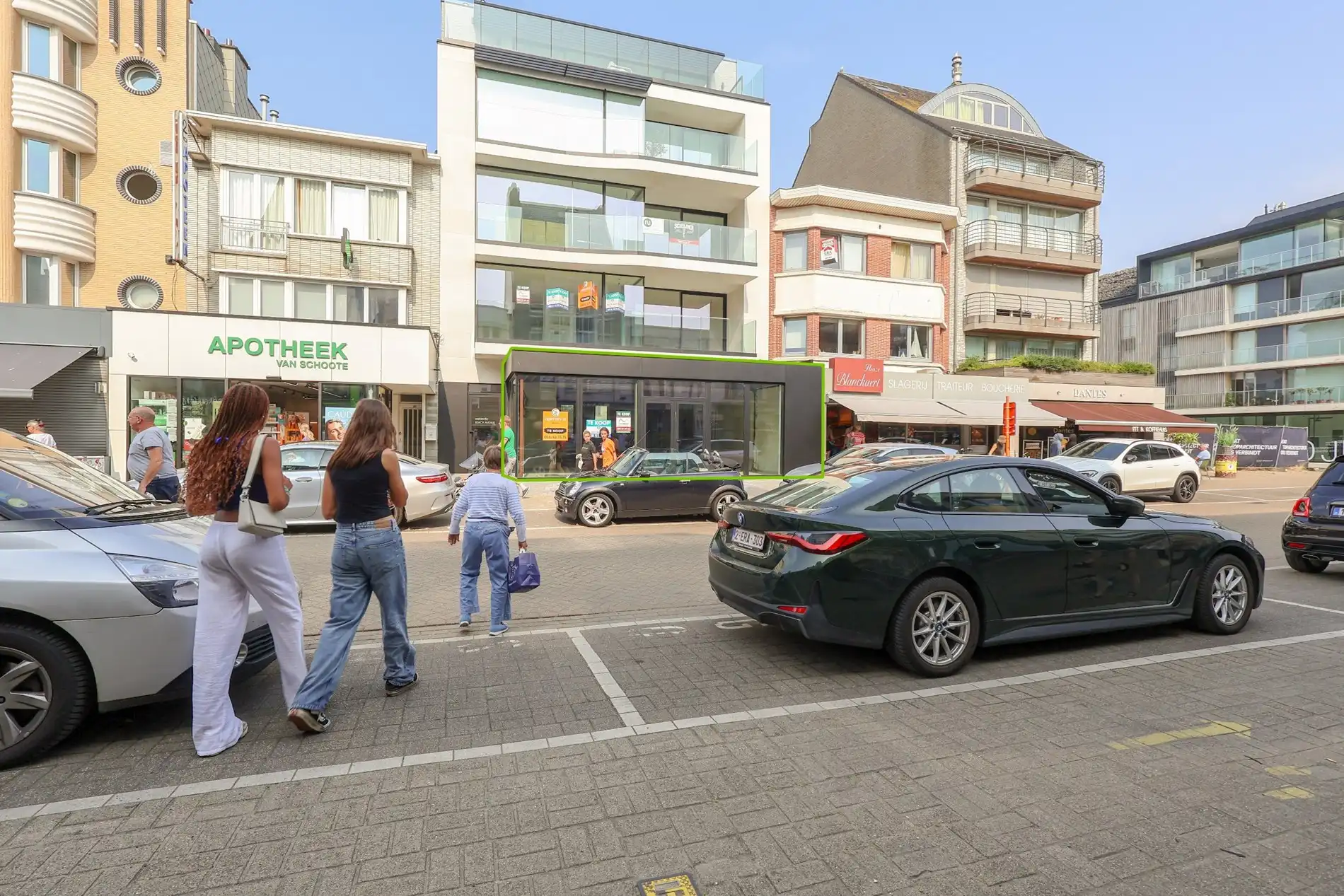 Centraal gelegen nieuwbouwhandelspand in Sint-Idesbald foto {{pictureIndex}}