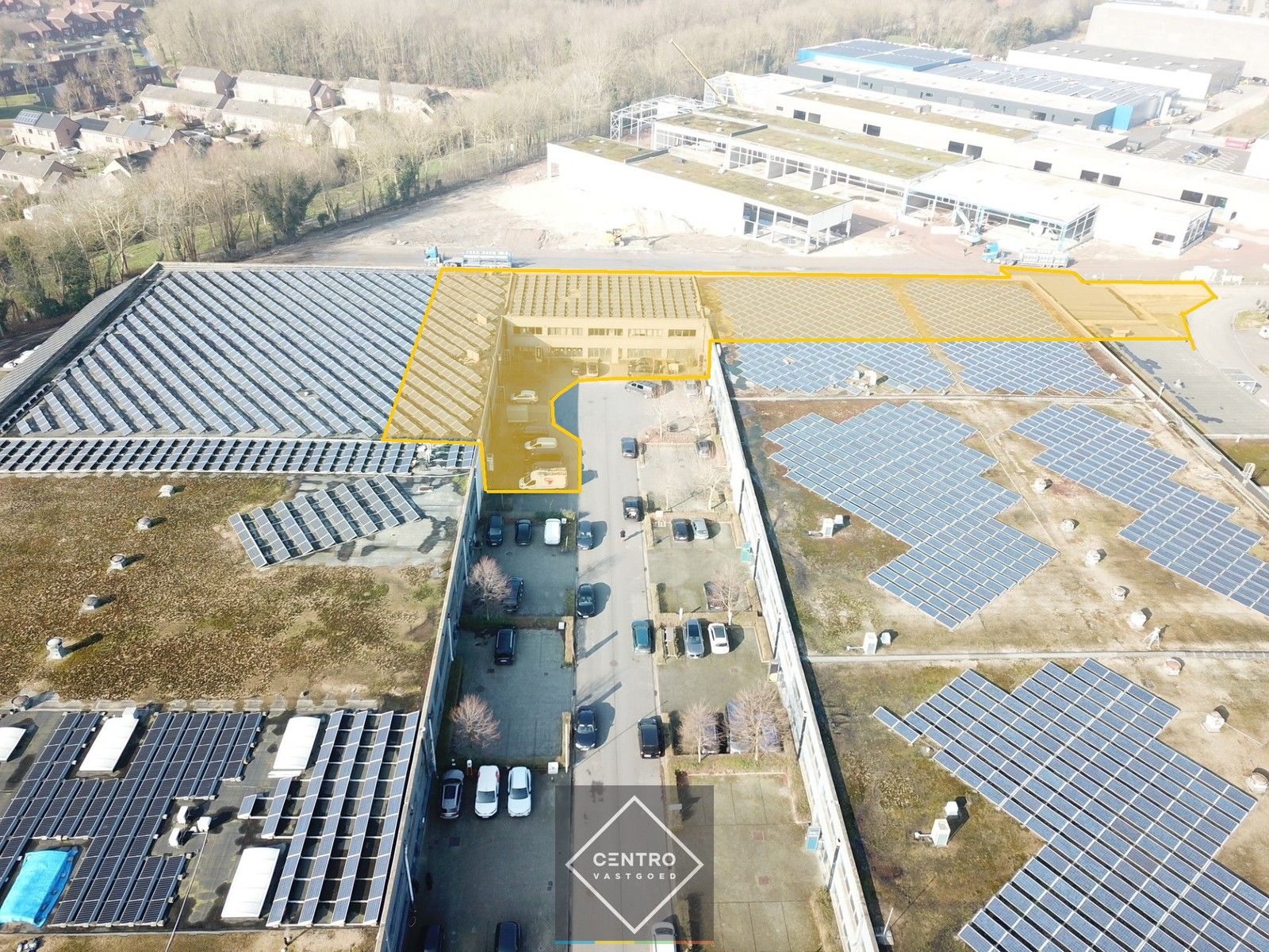 Instapklaar BEDRIJFSPAND bestaande uit MAGAZIJN (2.685m²) met 2 LAADKADEN en instapklare KANTOREN (2 x 703m² of 1.406m²) op industriezone "Herdersbrug" te Brugge foto {{pictureIndex}}